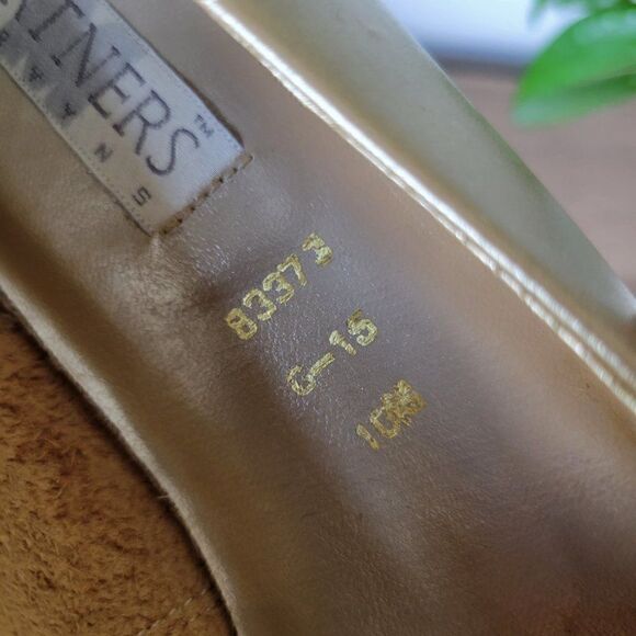 NEVER WORN VINTAGE PARTNERS MERVYNS LIGHT GOLD GENUINE LEATHER FLATS 10M - Picture 11 of 15